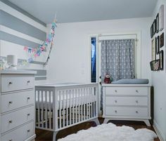 The influence of mid century design shines through in the cut of the feet of the Sealy Bella Standard 3 in 1 Crib. This two-toned gray crib is a must have in any modern nursery. #SealyBaby