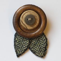 Layered buttons, wool tweed leaves - this might be a pin? Or brooch? Pic for ins... Fabric Flowers, Wooden Button, Fabric Crafts, Button Button, Fabric Brooch, Fabric Jewelry, Wool Crafts