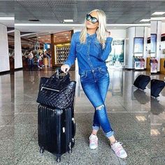 Casual y cómodo. Jens, camisa de mezclilla y tennis Cute Airport Outfits, Casual Airport Outfit, Airport Attire, Airport Travel Outfits, Streetstyle Summer, Fashion Essay, Airport Outfits, Travel Chic