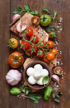tomatoes, garlic and other vegetables on a cutting board