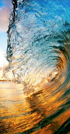 an ocean wave is shown with the sun shining on it's face and bottom