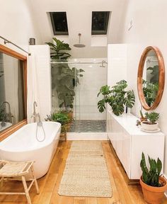 But adding greenery to your bathroom doesn't have to mean huge, leafy plants (it most certainly can though!). Here are 16 more amazing greenery-filled bathrooms. Modern, Inspo, Haus