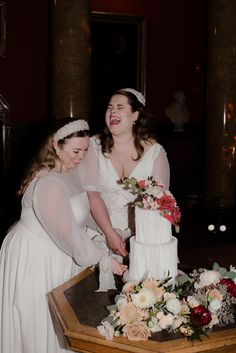Lesbian brides cutting wedding cake. Natalia Swiader Photography #lgbtqwedding #lgbtqiawedding #lesbianbride #samesexwedding Bride, Art, People, Same-sex Wedding, Queer Weddings, Two Brides, Lesbian Wedding, Brides And Bridesmaids, Lesbian Bride
