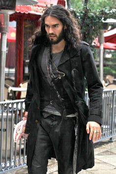 Russell Brand - This picture proves that he should be cast as Jack Sparrows younger brother! Russell Brand, Streetwear Men Outfits, Sharp Dressed Man