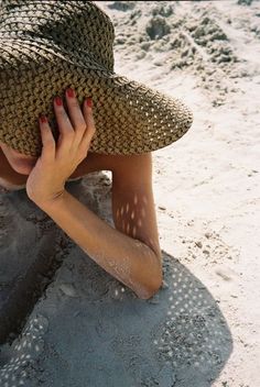 beach vibes + tanned skin + sandy shores | Julie de la Playa Pose, Poses, Fotos, Photo, Fotografie, Fotografia, Photoshoot, Mare, Beach Poses