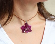Why this orchid necklace choker? 🍃 Why a real flower resin necklace? Moments before the Palace of Versailles was overrun by the angry hordes, King Louis XVI placed an orchid pendant around the neck of his beloved Marie Antoinette 🌸 You want to know why? Follow me... I collected this little orchid with all my love and respect to craft this purple flower necklace to make you feel that the most beautiful thing in nature is on your neck ✨ An orchid necklace choker that you won't find anywhere else Piercing, Bijoux, Summer, Outfits, Nature, Crafts, Orchid Necklace, Orchid Jewelry, Flower Necklace