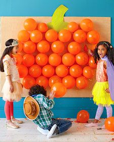 Put candy inside the balloons and have the kids throw darts. WAY better than a pinata. Halloween Parties, Home-made Halloween, Halloween Party Kids, Halloween Party Games, Halloween Games For Kids, Halloween Party, Halloween Kids