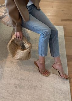 These neutral accessories are a staple in my wardrobe since they are so chic and timeless. You can style them for casual outfits, business outfits or date night looks. Check out my blog for more outfit inspo!
