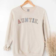 Vinyl Sweatshirt Ideas, Aunt Clothes, Cricut Sweatshirt Ideas, Sweatshirt Design Ideas, Cute Crewneck Sweatshirt, Cute Tshirt Designs, Aunt Life