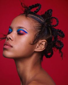 Sculptural braids represent a captivating and new way of doing dramatic hairdos. This trend transcends mere aesthetics, transforming braiding into a d... Hairdos