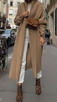 Camel cardigan + white jeans + leopard boots #streetstyle #womensfashion #ootd Inspired Outfits, Winter Outfits, Lookbook, Fall Winter Outfits