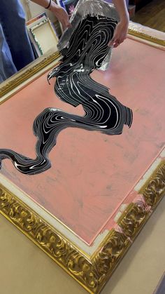 in this video I use a an aluminum pan to drag black and white layered paint across a pink canvas, creating a fluid art optical illusion. The canvas is in a large gold frame and the black and white stripes are allowed to drip over the sides. The optical illusion is created first in the pan by layering black and white paint in circles and then the pan is poured gently and dragged slowly over the canvas in a wave/brushstroke effect. This allows the circles from the paint pan to stretch and bend Diy Artwork, Acrylic Pouring Art, Pouring Art, Abstract Painting Techniques, Diy Art Painting, Unique Art