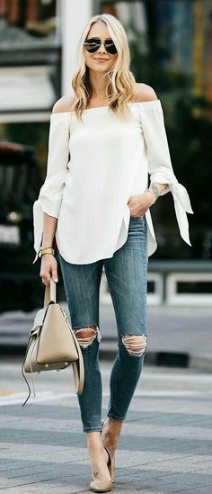 Para salir.  Linda y cómoda  Blusa shouler color blanca, jeans gris y zapatilla nude Naot Sandals, Everyday Outfits Simple, Everyday Outfits, Trendy Outfits Winter