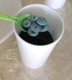 How to dye buttons – Recycled Crafts Upcycling, Recycled Crafts, Crafts, Upcycled Crafts, Disposable Gloves, How To Dye Fabric, Disposable Cups