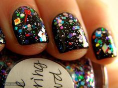 Confetti on black nails - love it! Glitter Manicure, Glitter Nail Polish, Fancy Nails, Love Nails, Fingernails, Kropp, Bonbon