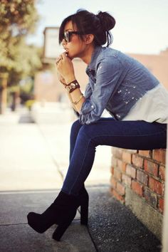 #thinking #chic beautiful legs #heels #glasses Hipster, Street Styles, Cool Street Fashion, Streetwear, Street Style
