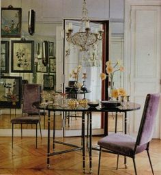 Table Royale avec des chaises Jacques Adnet. Appartement à Paris décorateur Lisa fine. Photo via Elle Decor. Chairs, Chair