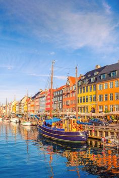 Explore Copenhagen's diverse neighborhoods 🏘️🌆, each with its own unique charm and atmosphere 🎨🍂, offering a glimpse into the vibrant culture of the city! 🇩🇰✨