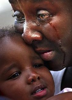 I put this under art b/c this pic moves me. I see her crying pain, her tears are bleeding from her soul. No matter how many times I tell myself those are tears running down her face I still see blood...insane. Caricature, Africa, Vida