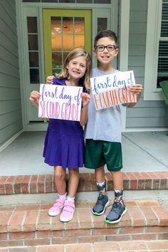 two children holding up signs that say, i lost the day of second grade and fourth grade