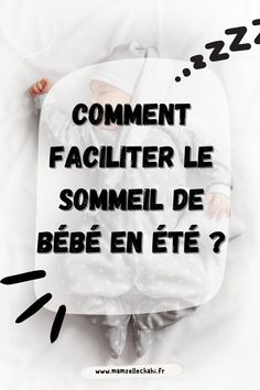 a baby laying in bed with the words comment facilier le sommer de bebe en ete?