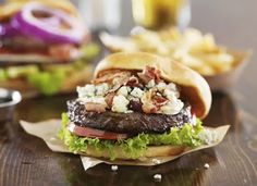 Receta para una hamburguesa gourmet | LoveToKnow Bacon, Hamburger Recipes, Bacon Burger, Cheese Burger, Blue Cheese Burgers, Hamburgers