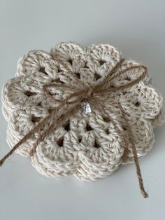 A set of 4 Handmade Crochet coasters made with %100 cotton yarns Soft and reusable, use to decorate or as an actual coaster to make family and friends envy them.  Great gift ideas ♡ Wash at 40 degrees. feel free asking other colours :) Couture, Elsa, Mar, Wallpaper, Crochet Fashion