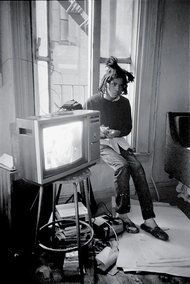 Basquiat, The artist in 1983 at his studio on Crosby Street. Street Art, Studio, Portrait, Photographer, Artist, Fotografie, Fotografia