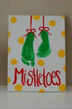 such a cute craft idea for the kids or for couples! Name and date each one to make it really memorable! Or really cute for Baby's First Christmas or first Christmas as a married couple! Craft Ideas, Diy, Christmas Decorations, Christmas Crafts For Kids