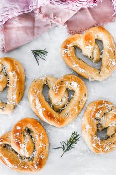 These Heart-Shaped Sea Salt Rosemary Pretzels are perfect for Valentine's Day as they are soft, salty, and oh so yummy! Dessert, Desserts, Heart Shaped Snacks, Heart Shaped Food, Homemade Pretzels, Pretzels Recipe, Valentines Day Dinner, Valentines Meal, Valentines Day Food