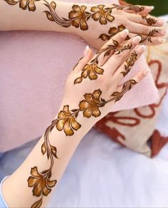 Arabic Henna Designs Back Hand, Henna Tattoo Designs Hand, Khafif Mehndi Design, Arabic Henna Designs, Floral Henna Designs, Finger Henna Designs, Modern Henna Designs, Legs Mehndi Design, Arabic Henna