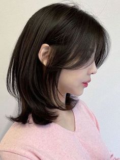 15 Stylish Korean Haircuts for Women with Medium Hair - thepinkgoose.com Model