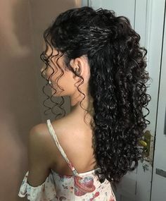 Penteados Cabelo Cacheado, Curly Bridal Hair, Curly Hairstyle, Natural Curly Hairstyles, Curly Prom Hair, Curly Girl Hairstyles, Curly Hairstyles For Prom