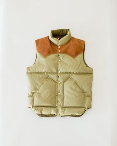 Warehouse & Co. - Lot 2190 - Rocky Mountain x Warehouse Westpoint Down Vest - Beige We were instantly enamored by this vest. This is a special collaboration between Japan's Rocky Mountain Featherbed and Warehouse. If this vest reads familiar, it's because it's an iconic silhouette from the 70s. This variation is Warehouse's special colorway. We love the beige just as much as the other two. It pairs perfectly with the light brown leather. And, it instantly transports you to a snowy mountaintop. T Swag, Plaid, Clothes, Leather, Winter Outfits, Rocky Mountains, Down Vest, Freenote Cloth, Khaki Green