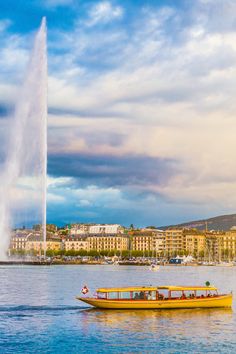 📖 Guide of the day 🇨🇭 Start your Swiss adventure in Geneva, a truly international city with diverse cultures, culinary delights from around the world, and attractions like the United Nations and CERN, offering a global perspective. 🚀 Auvergne, Geneva, Hotels, Geneva Switzerland, Vida, Lugares, Scenic, Lake Geneva