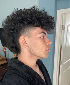 Mullet Hairstyle, Men Haircut Curly Hair, Fade Haircut Curly Hair, Haircuts For Men, Curly Mohawk, Long Curly Hair Men, Curly Hair Cuts, Cortes De Cabello Corto