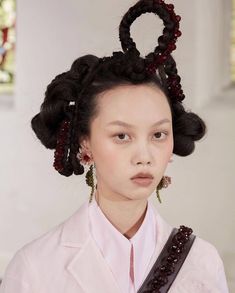 Sculptural braids represent a captivating and new way of doing dramatic hairdos. This trend transcends mere aesthetics, transforming braiding into a d... Fashion, Models, Make Up Trends, London Fashion, London Fashion Week, Fashion Seasons, Fashion Beauty, Fashion Jewelry, Runway Makeup