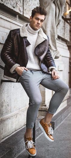 Fall combo with a brown leather shearling lined jacket white turtleneck gray trousers brown sneakers no show socks. model unknown.  #fallfashion  #falloutfits #menswear #menstyle #mensapparel #shearlingjacket #turtleneck #leat #mensfashion #sweater #mensoutfits Outfits, Jumpers, Casual, Mens Casual Outfits, Mens Clothing Styles, Street Style Fall Outfits, Casual Leather Jacket, Mens Fashion Trends, Casual Fall Outfits