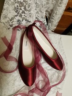 Ballet, Flats, Converse, Red Dress Shoes, Red Carpet Shoes, Burgundy Flats, Burgundy Tights, Red Shoes, Burgundy Flats Outfit