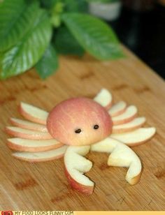 Apple crab: Cute, healthy snack for an under the sea birthday party, nautical bash, mermaid theme, pirate party, fishing party, and more! Food Art, Patisserie, Play, Food Crafts, Fun Kids Food, Kids Snacks, Kids Lunch