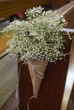 Hessian cones filled with gypsophila Bloemen, Pastel Wedding