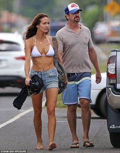 Aloha! Gerard Butler was spotted soaking up the sun in Hawaii with his girlfriend Morgan Brown last week Gerad Butler, Gerard Butler Movies, Gerald Butler, Cia Maritima, Cathedral Architecture, Star Beauty, Middleton Style