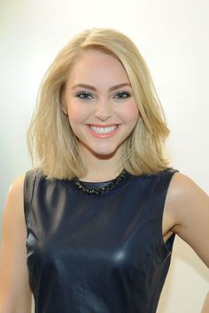AnnaSophia Robb in a peplum top and skirt at The Today Show in New York Beleza, Peinados, Beau