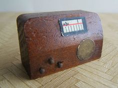 an old radio sitting on top of a wooden table