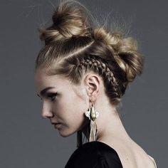 Sculptural braids represent a captivating and new way of doing dramatic hairdos. This trend transcends mere aesthetics, transforming braiding into a d...