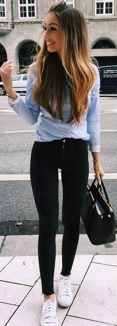 Oautfit para salir. Jeans negros, camisa azul y tennis Looks Jeans, Pullover Outfit, Street Style 2018, Cooler Style, Quick Outfits, Stil Inspiration, Mode Chic, Modieuze Outfits, Outfit Trends