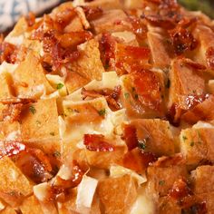 All of your favorite things. Get the recipe at Delish.com. #delish #easy #recipe #maplebacon #bacon #brie #bread #pullapart #cheesy #savory #appetizer #thanksgiving stuffed Breads, Appetiser Recipes, Dips