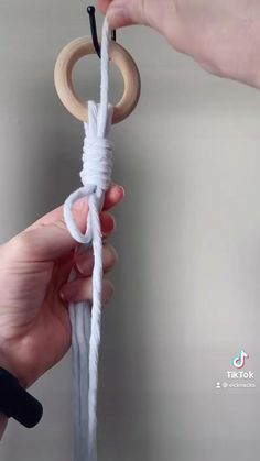 Video of string hanging through a wooden ring. Person creates a gathering knot. Macrame End Knot, Macrame Wall Hanging Diy, Macrame Rope, Macrame Hacks, Macrame Plant Hanger Tutorial, Macrame Knots Pattern, Macrame Diy, Macrame Plant Hanger Patterns, Macrame Patterns Tutorials