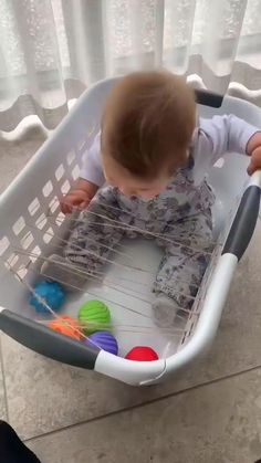a baby sitting in a shopping cart with toys inside it and the caption reads, jeegos as partir de 6 meses o cauando se senten solten solos
