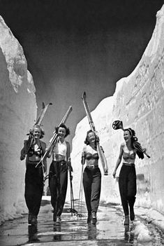 Girls have always known how to have fun. Vintage Photos, Retro, Mma, Vintage, Fotografia, Ski Girls, Vintage Ski Posters, Fotografie, Girl Power